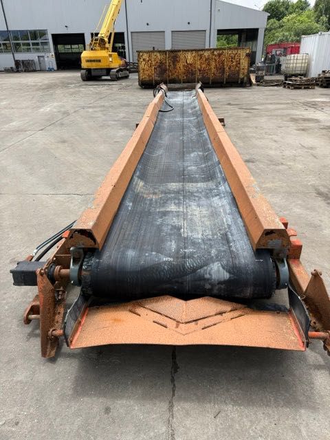 taśma zdawcza materiału z napędem hydraulicznym finlay 693