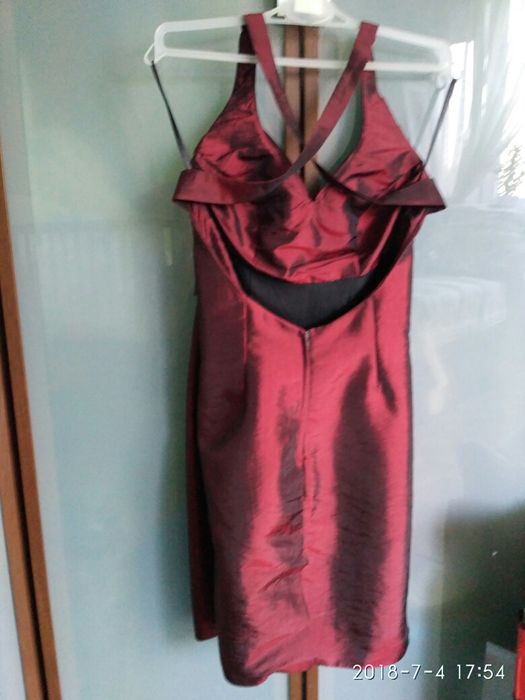 Elegancka sukienka z bordowej tafty