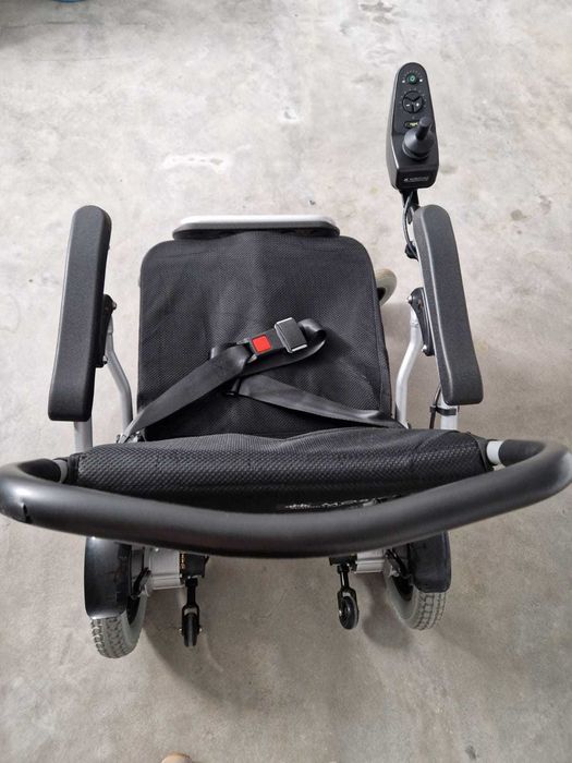 Cadeira de rodas MOBICLINIC Eléctrica