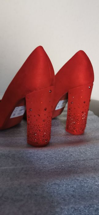 Czółenka czerwone na słupku