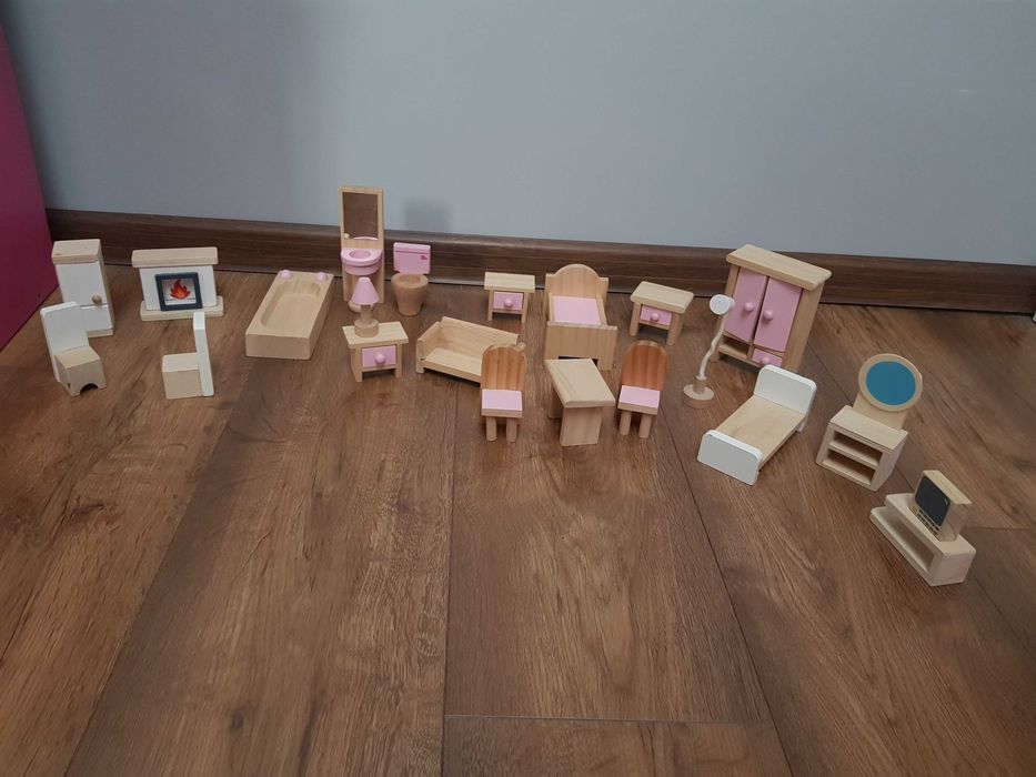 Różowy drewniany domek dla lalek
