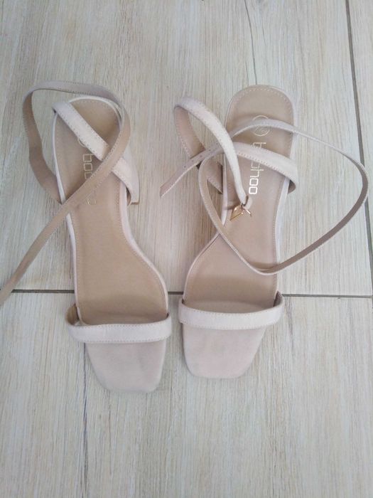 Sandałki na słupku 40