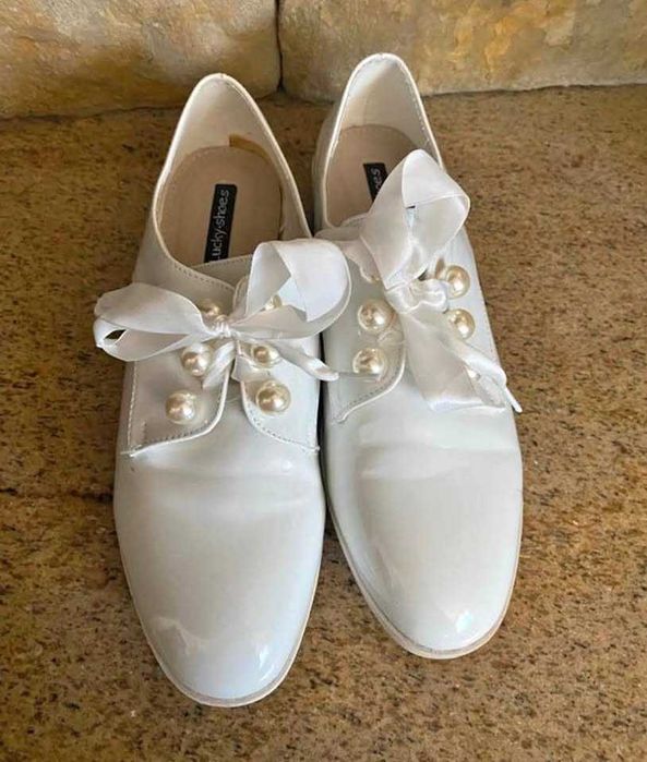 Nietuzinkowe białe buty z perełkami