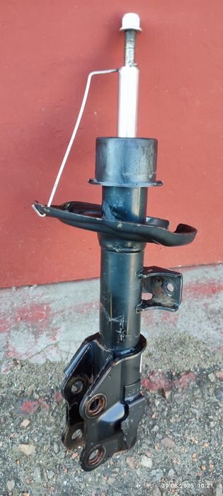 Амортизатор передний левый Мазда сх50