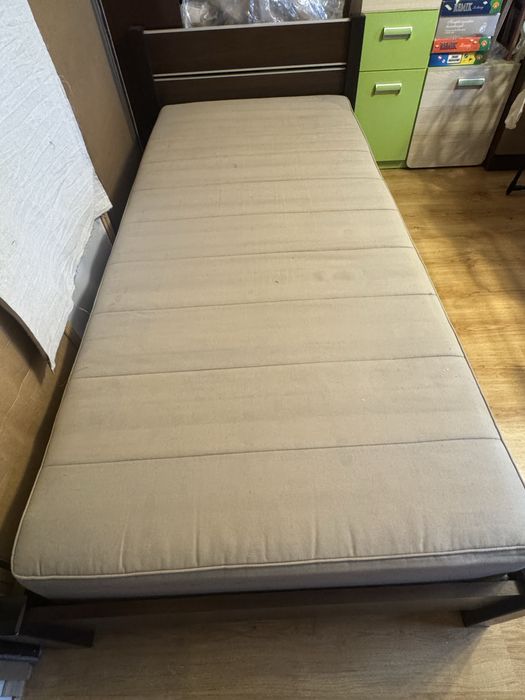 Łóżko jednoosobowe z materacem – stan dobry