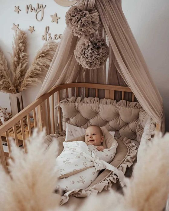 Rede de berço com pum pom, veu mosquiteiro