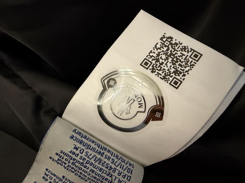 Пуховик бренду Moncler. Moncler