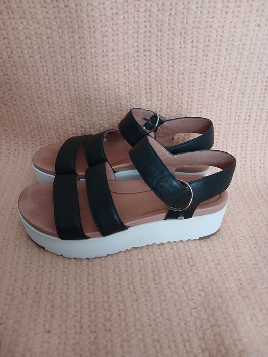 Босоножки чёрные  UGG. Оригинал.