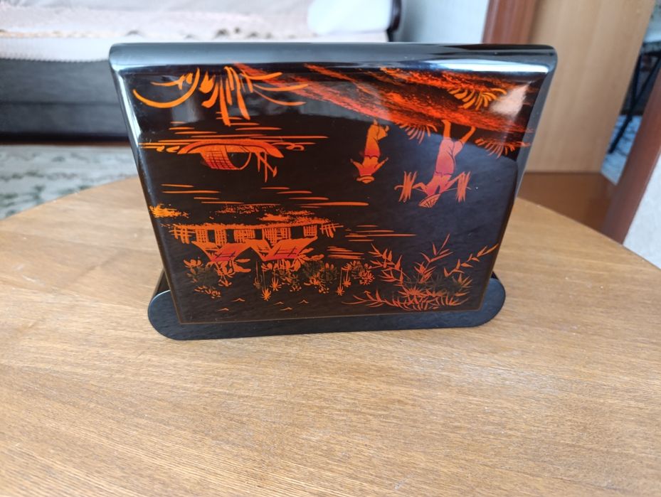 Лакированная большая  шкатулка .