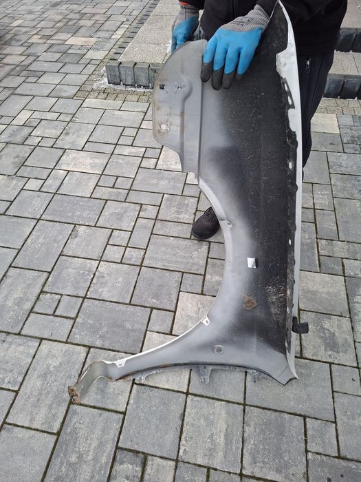 Skoda Octavia 1 blotnik przedni prawy srebrny 9102