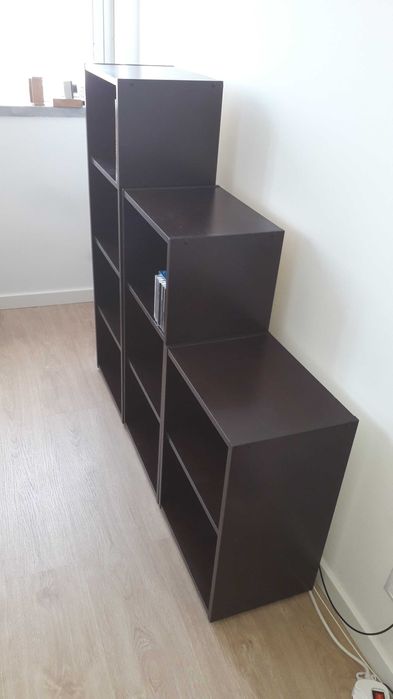 estantes castanho escuro