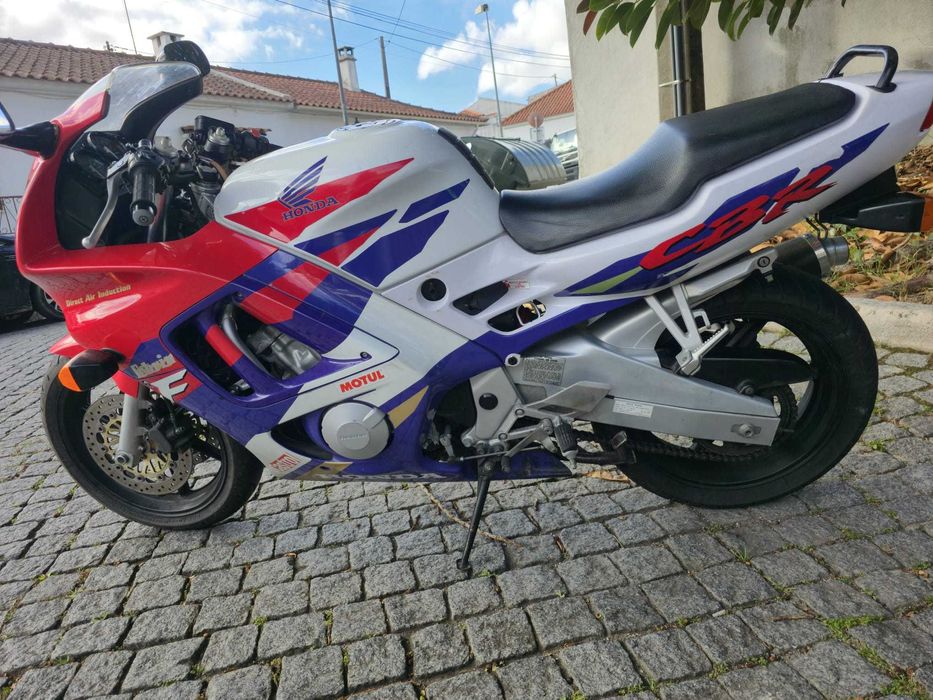 Honda CBR600F – Excelente Estado – 33.000 km Reais