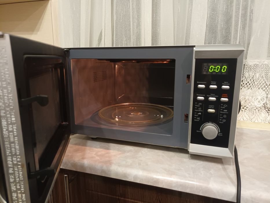 Мікрохвильова піч Sharp R 242 та Nord