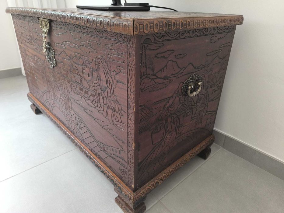 Arca antiga em madeira com algum uso