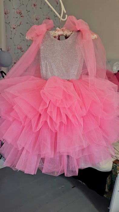 Платье розовое с банками на девочку 5-6 лет пышное нарядное блестящее