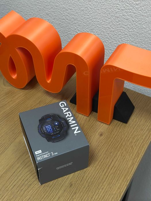 Garmin Instinct 3 50 mm AMOLED Black/Bolt Blue Silicone Band	010-03020-03