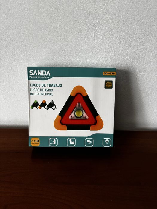 Luz de Emergência Triangular LED Multifuncional – SANDA (500 lúmens)