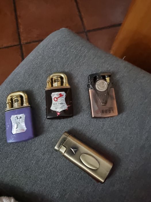 Quatro isqueiros