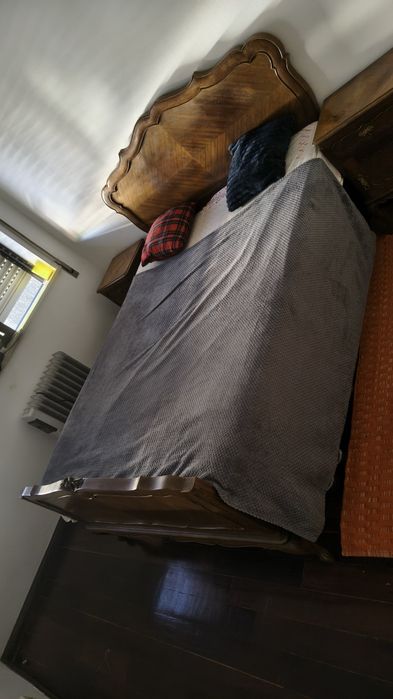 Vendo jogo de quarto composto por uma cama de casal com estrado e duas mesas de cabeceira em ótimo estado
