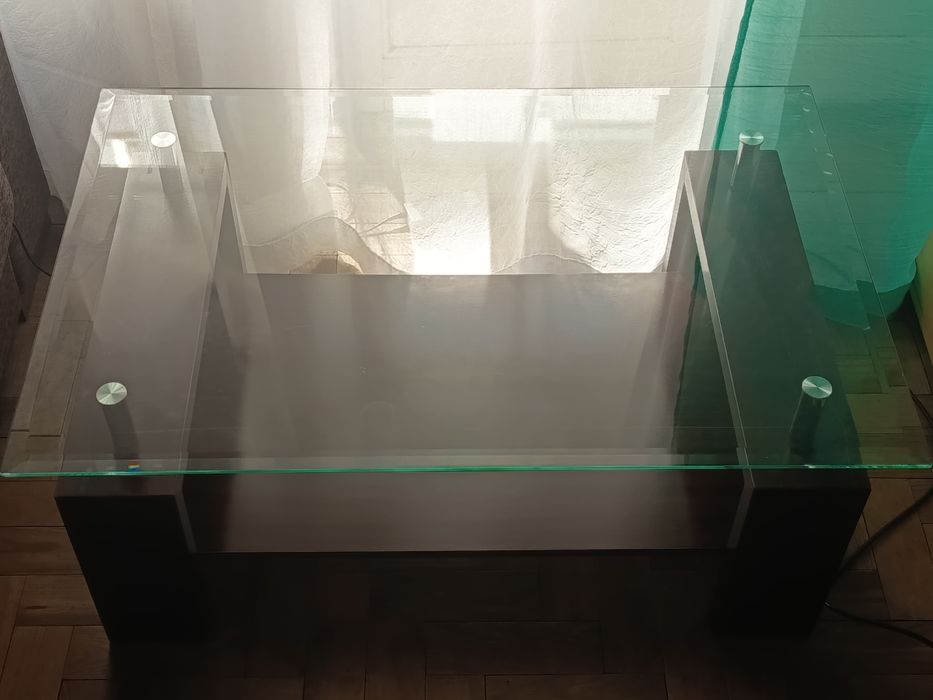 Mesa de sala e candeeiro de mesa