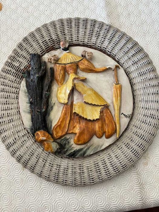 Prato cerâmico com rapariga