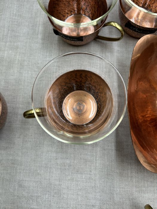 Szklanki żaroodporne w miedzianych podstawkach