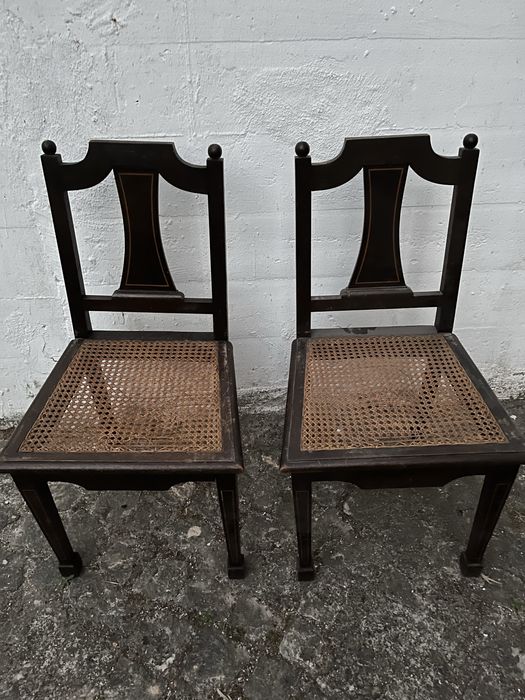 Par de cadeiras a precisar de estofo ( palhinha)