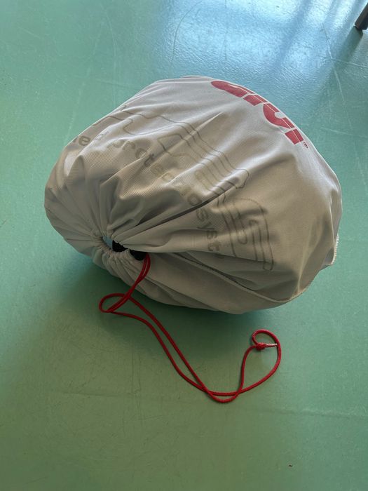 Capacete novo, preto, tamanho S, com protecção/saco
