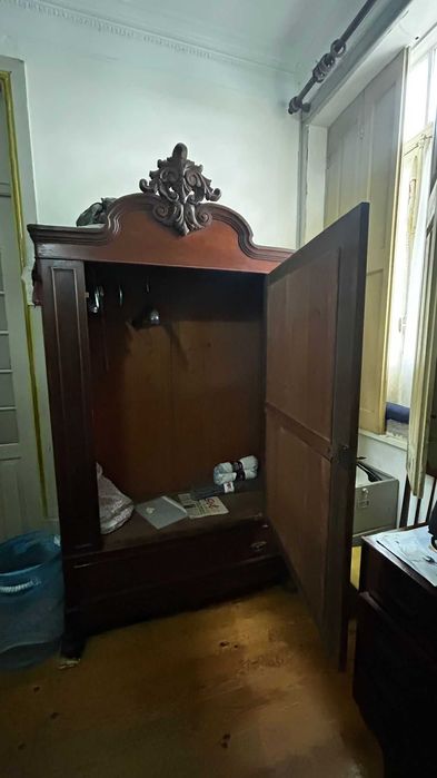 Guarda Fatos em madeira maciça do sec. XIX, com espelho