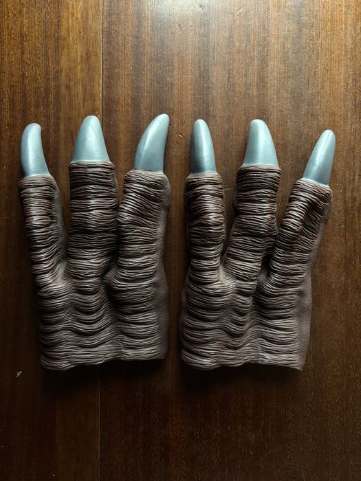 Mãos de dinossauro para festa temática