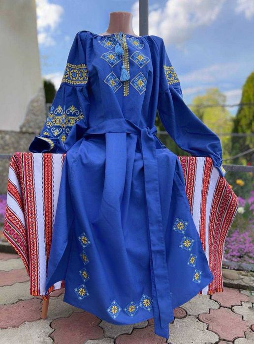 Яскраві Жіночі Сукні