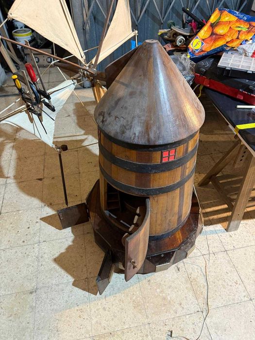 Bar em Forma de Moinho – Peça Única e Decorativa (1 metro de altura)
