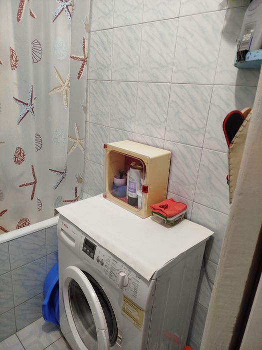 Сдам кімнату у 3- кімнатній квартирі на Виноградарі без господаря