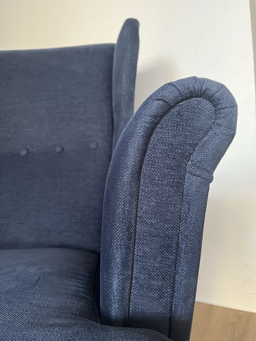 Fotel Ikea Strandmon granatowy niebieski uszak