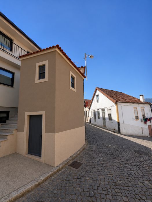 Moradia com projeto de reconstrução 5 apartamentos.