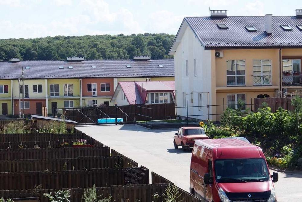 Продам котедж з бомбосховищем в Континенті, біля Львова. Без комісії.