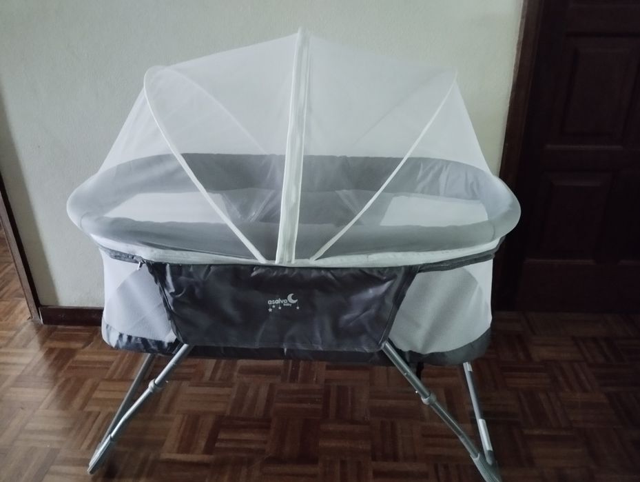 Berço portátil cinzento