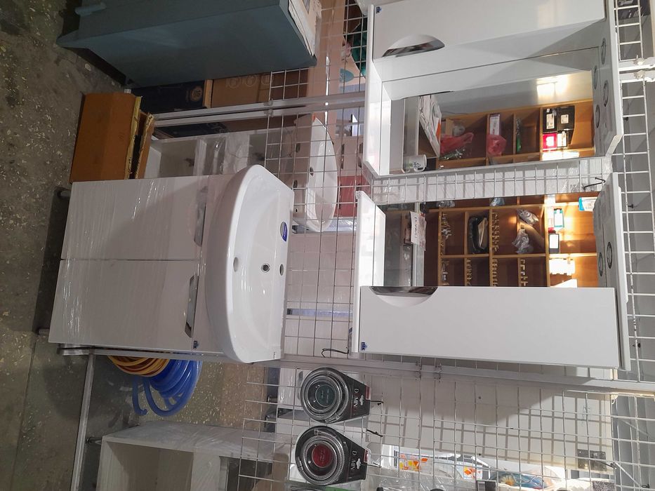 Умивальник на тумбі для ванної кімнати.