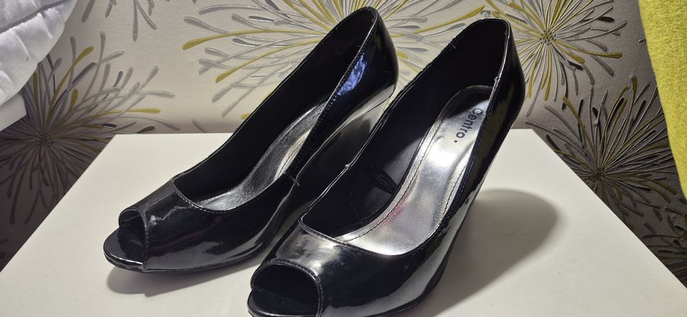 Лаковані туфлі на танкетці