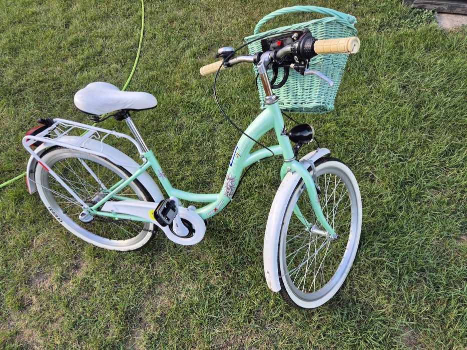 Rower dziecięcy z koszykiem.