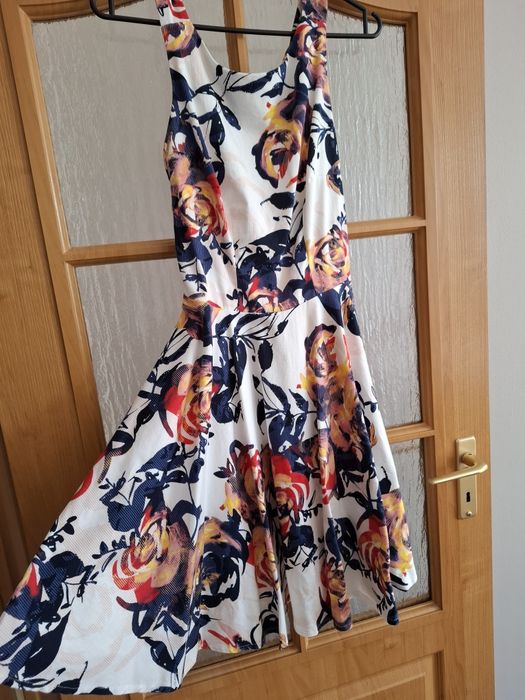 Letnia sukienka kolorowa w kwiaty