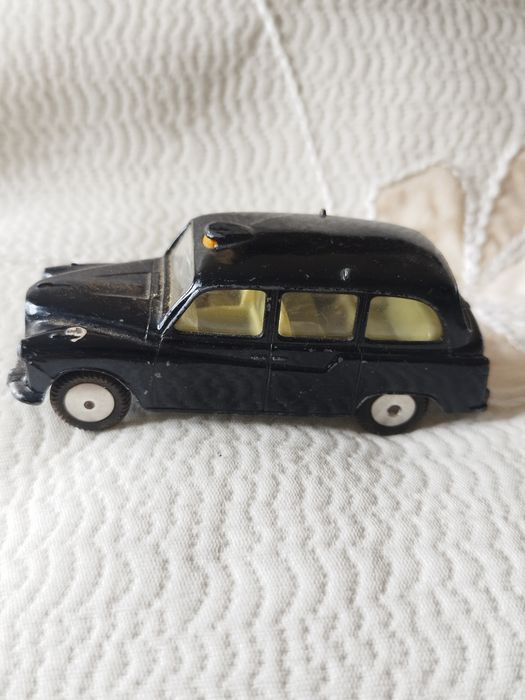 Corgi toys modelo 418 representando um táxi londrino Austin