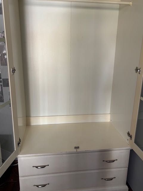 Roupeiro branco, Ikea, com portas de vidro e duas gavetas