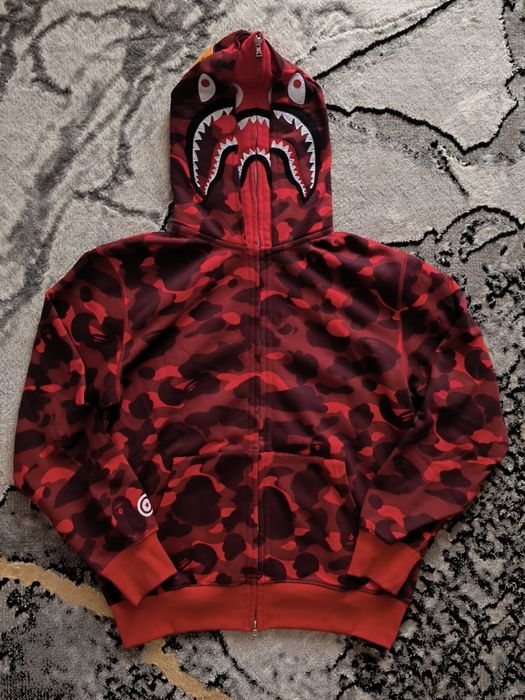 Czerwona bluza bape