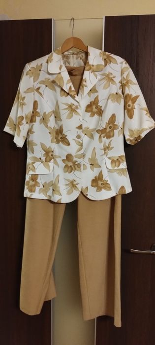 Komplet letni, spodnie z marynarką kolory biały i beżowy.