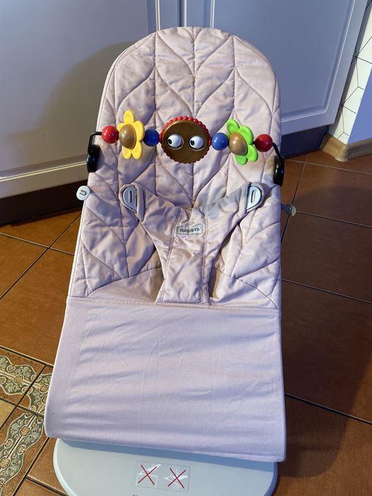 Leżak bujak BabyBjorn z zabawką różowy dla niemowląt jak nowy
