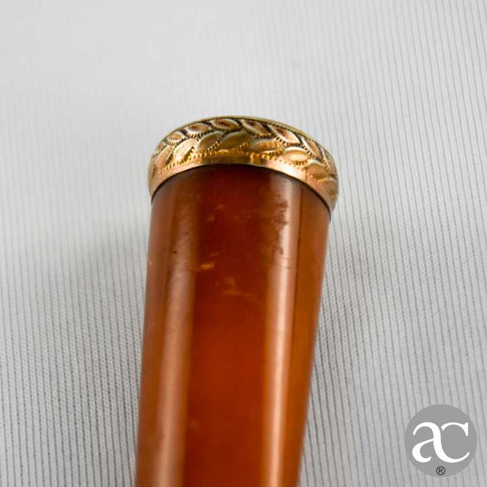 Antiga Boquilha em âmbar e ouro com placa