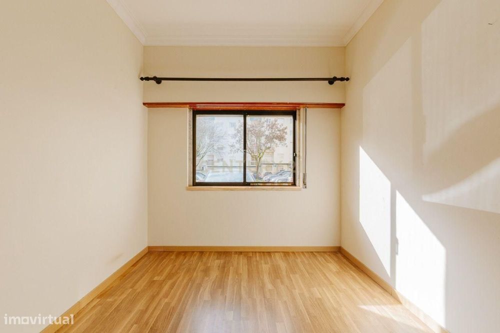 Apartamento T2 junto à estação da Amadora