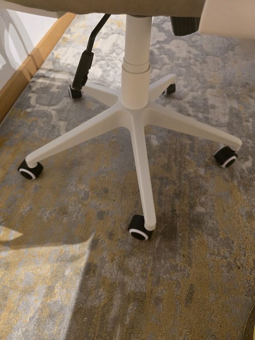 Cadeira escritório bege com estrutura branca