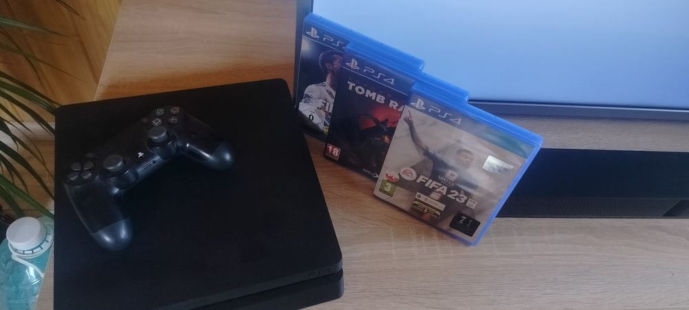 Konsola PS4 slim
